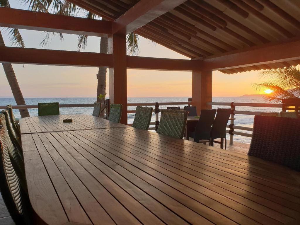 Отель 77 Sunset Plaza Cisolok Экстерьер фото