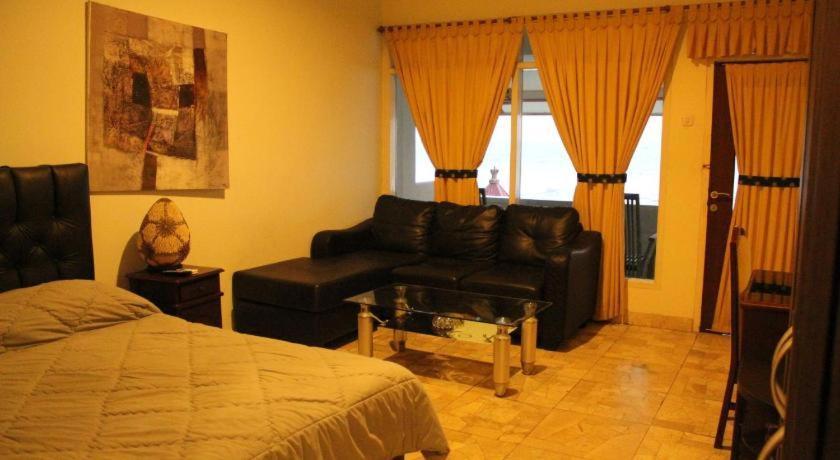 Отель 77 Sunset Plaza Cisolok Экстерьер фото